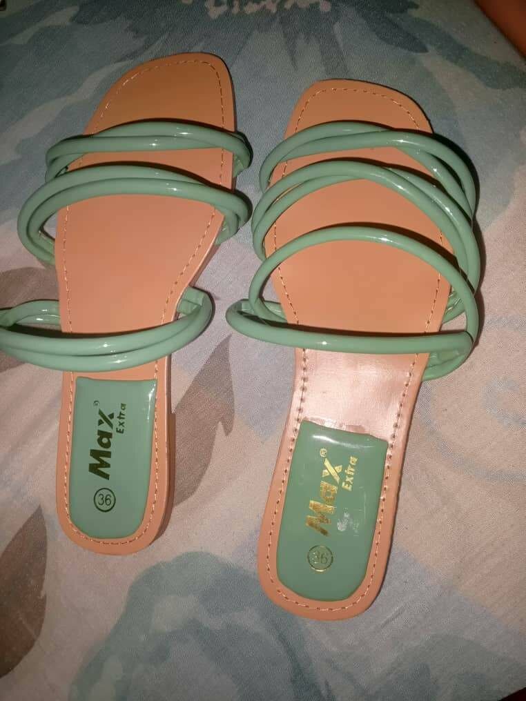 Flat slippers