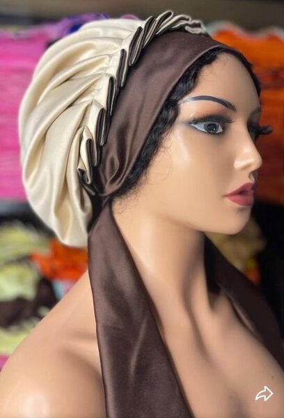 Bonnet en satin soyeux