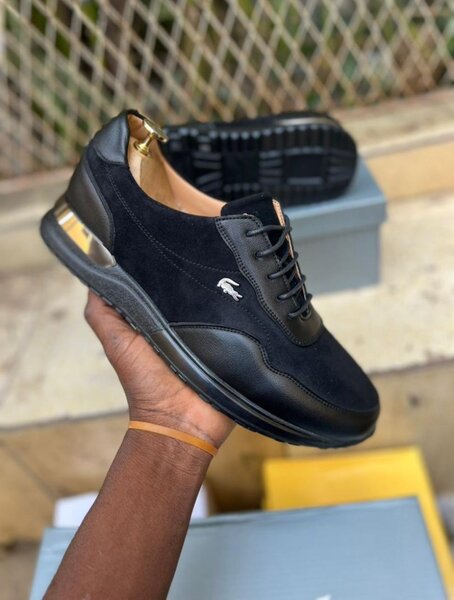 Chic paires Lacoste pour les hommes disponibles