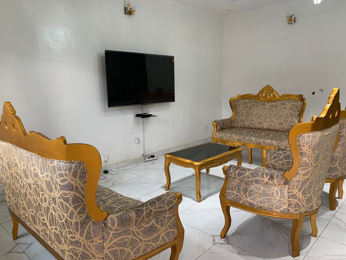 Salon classique en bois doré
