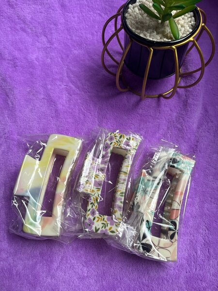 Vibrant claw clips