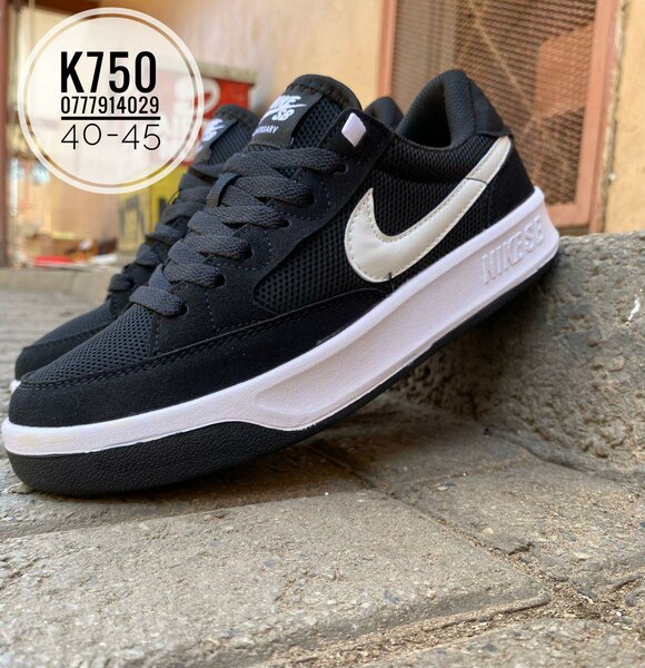 NIKE SNEAKERS