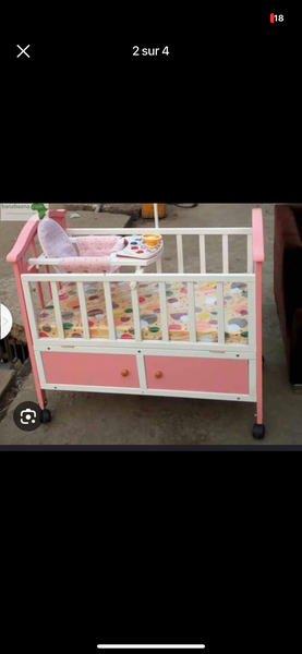 Lit de bébé en bois