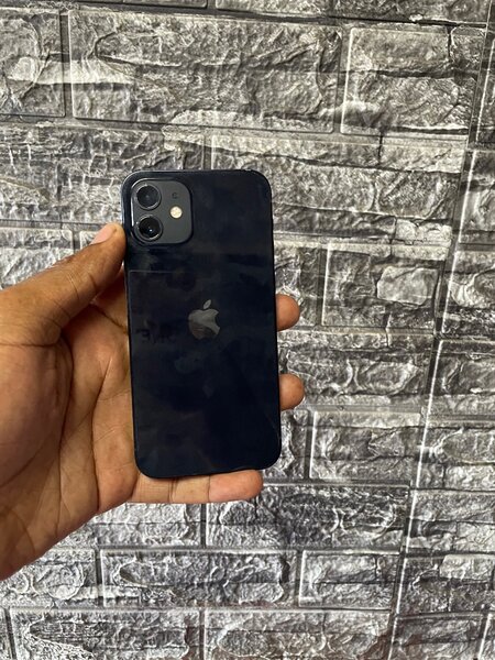 iPhone 12 (64GB)