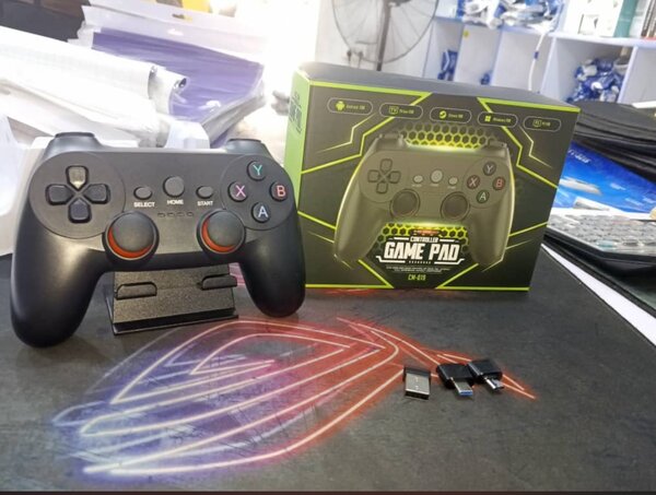 Single wireless game pad
