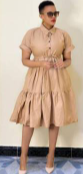 Robe avec jupe ample avec boutons et col, beige