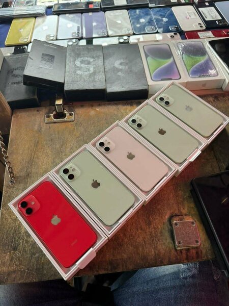 iPhone 12 mini 64 giga super neuf juste descellé avec tous a