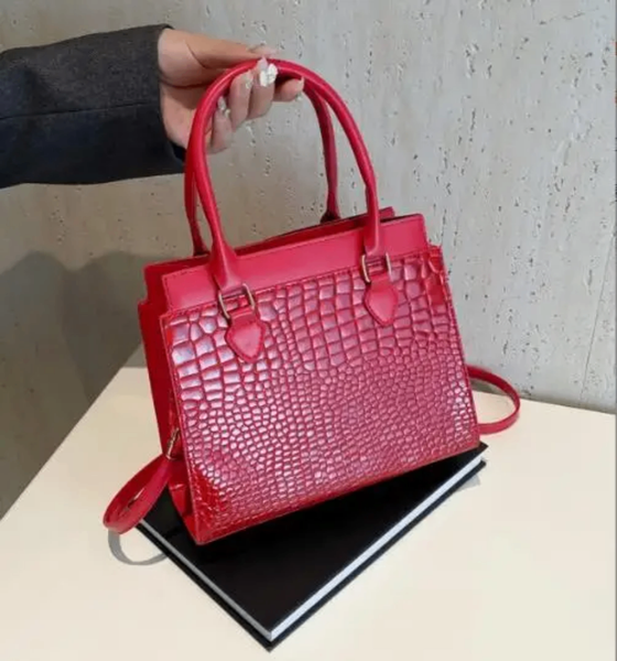 Sac à main en cuir rouge élégant