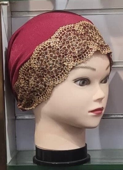 Bonnet élégant en satin et dentelle