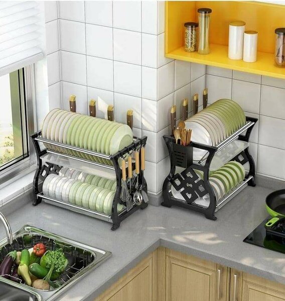 Étagère de rangement pour assiettes et bols de cuisine.