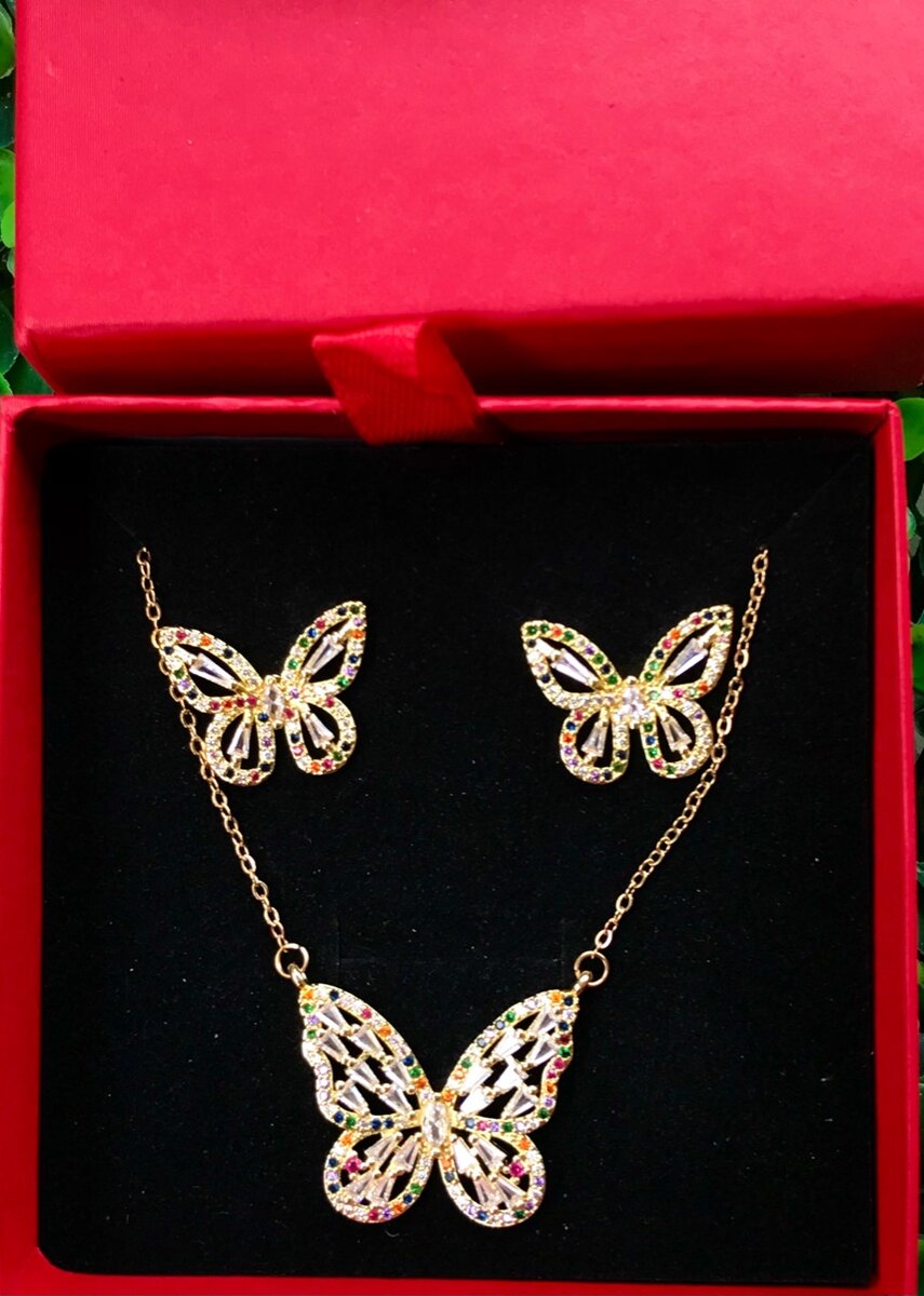 Necklace and earrings set
