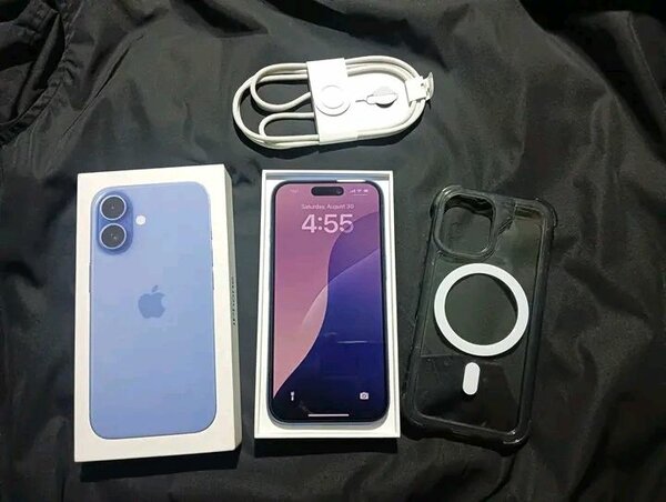 iPhone bleu avec accessoires