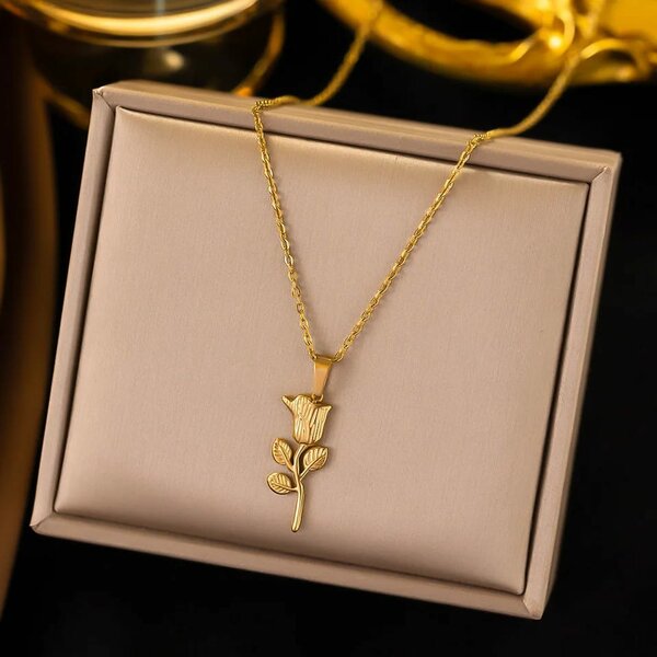 Collier Pendentif Rose Doré