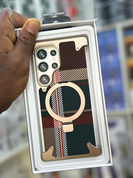 Coque rigide pour téléphone avec anneau de support