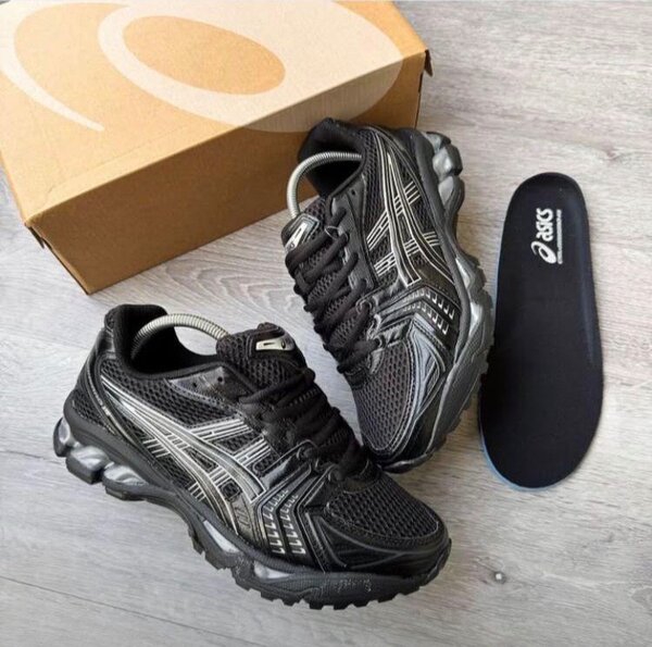 SNEAKER
