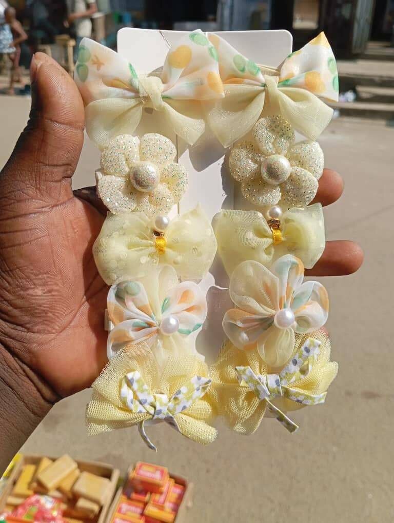 Pinces à cheveux fleurines jaunes