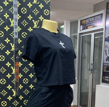 T-shirt black