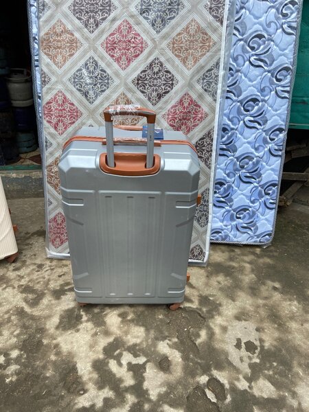 Valise rigide  grise de 35kg