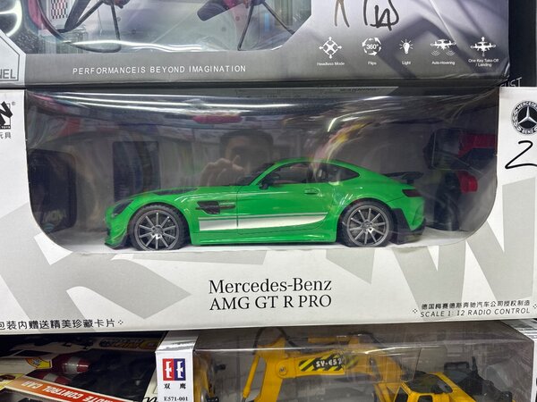 Mercedes-Bens AMG GT на пульте управления