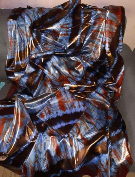 Tissu en satin imprimé coloré
