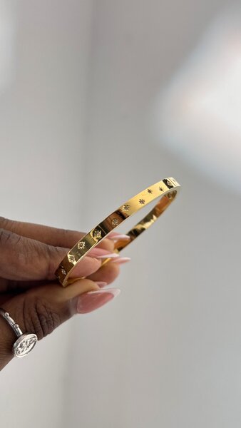 Bracelet en or gravé élégant