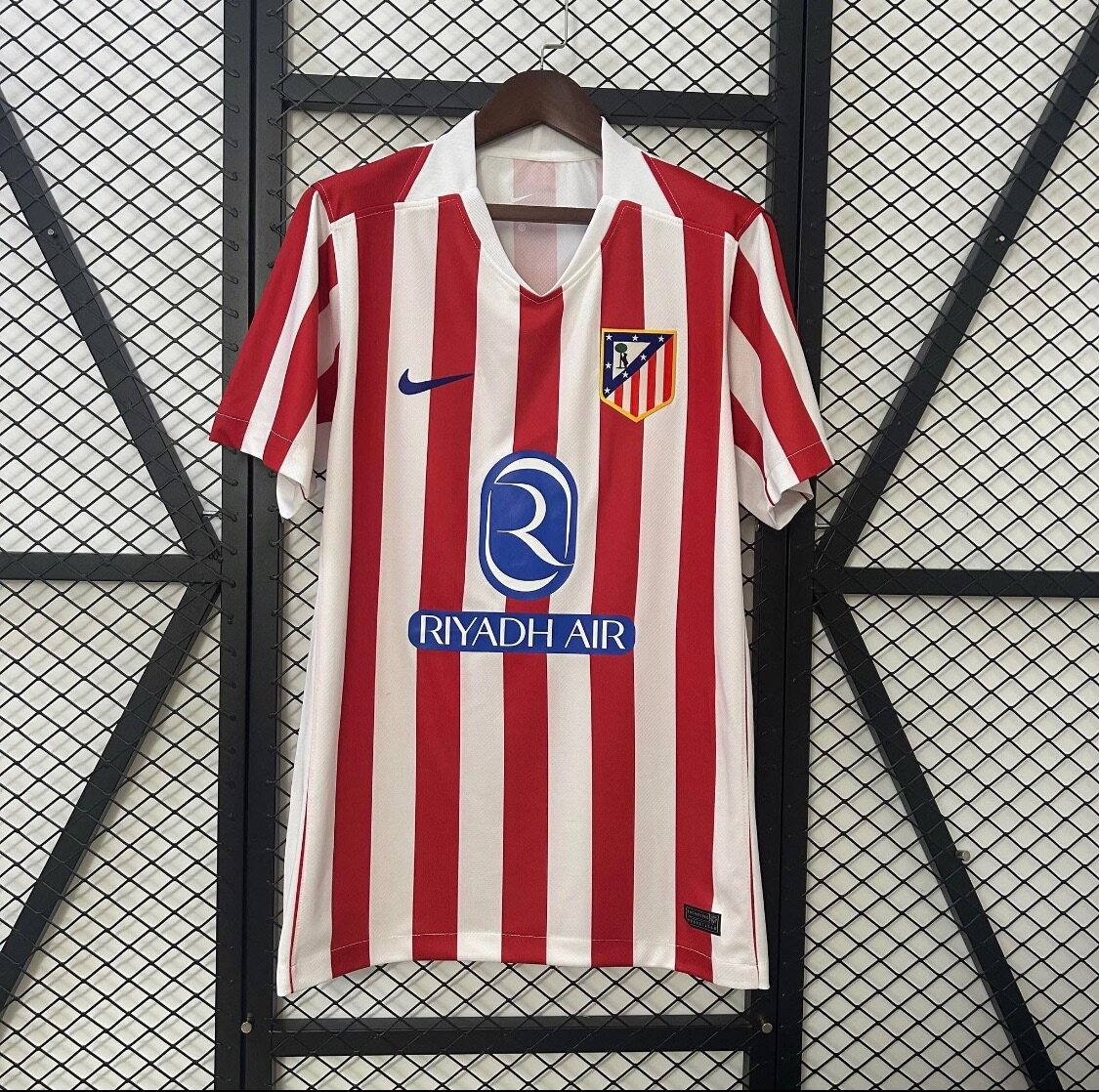 Maillot de football rayé rouge