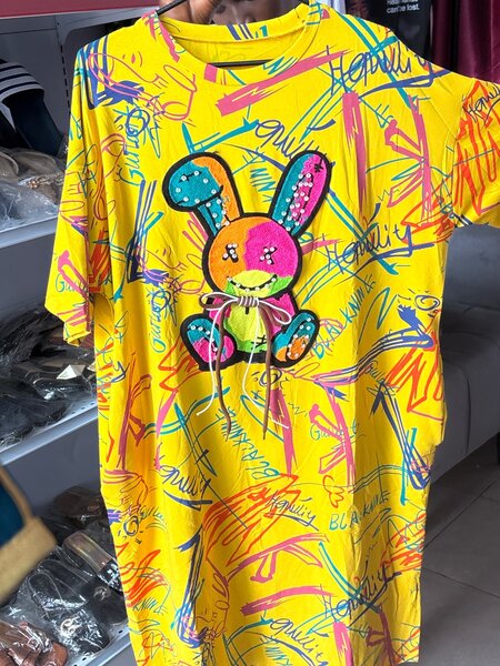 T-shirt graphique lapin coloré