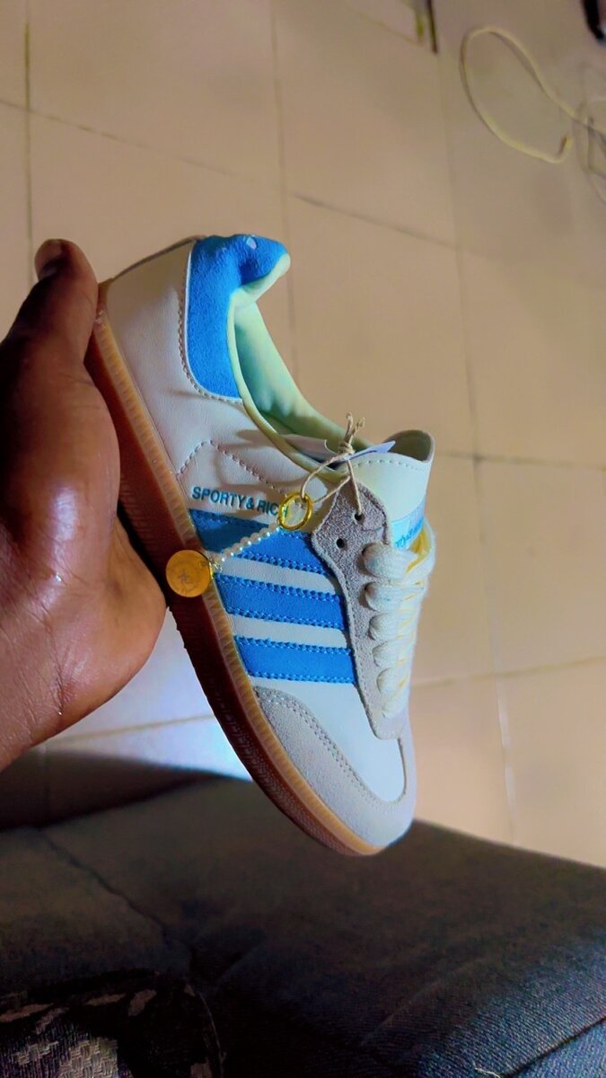 Sneaker en cuir bleu et blanc