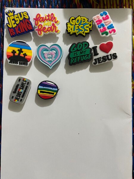 Pins colorés en résine