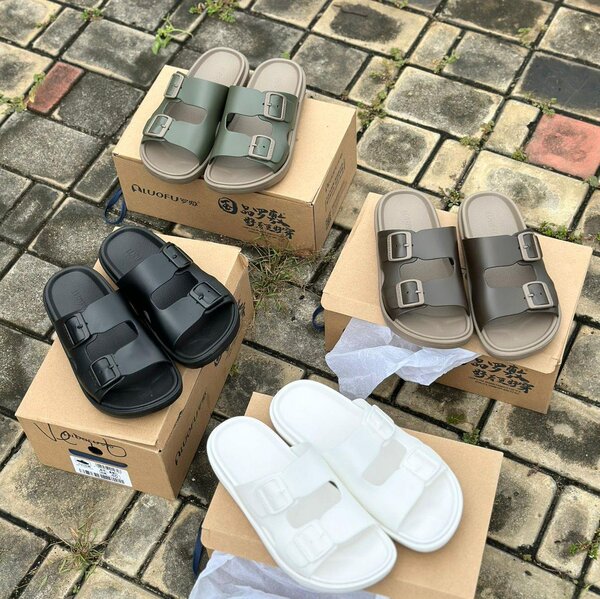 Chic sandales