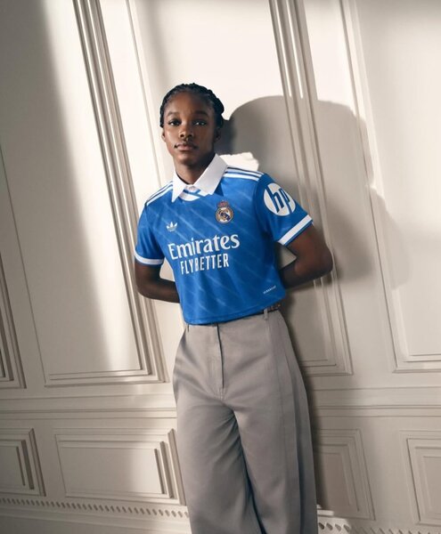 Maillot de football bleu stylé