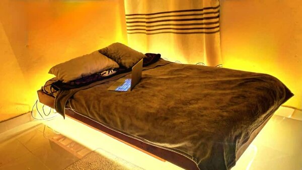 Floating bed
