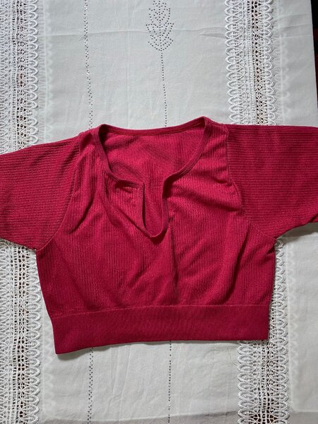 Haut court en maille rouge