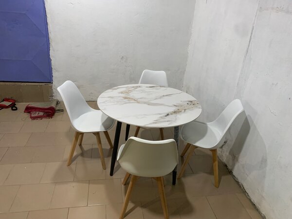 Table ronde avec 4 chaises en bois
