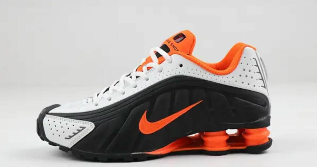 Baskets de sport modernes nike