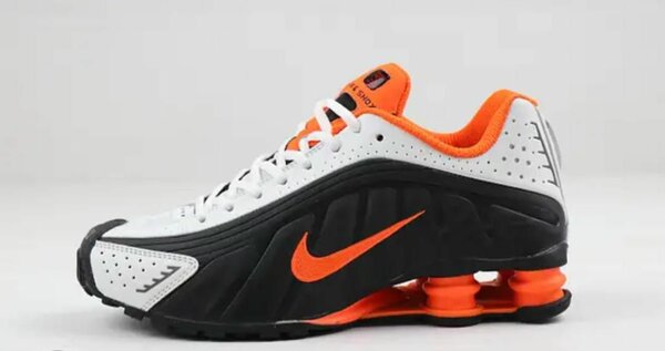 Baskets de sport modernes nike
