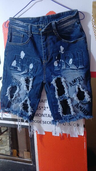 Short en jean déchiré moderne
