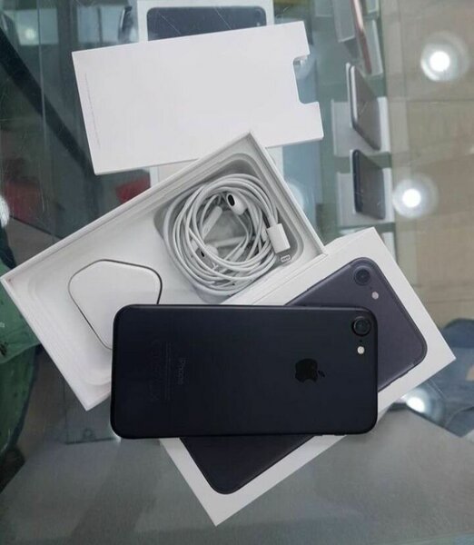 iPhone avec accessoires neufs