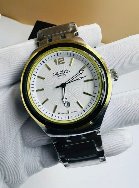 vends une montre à Cocody Angré  Prix promo à 15000frs avec