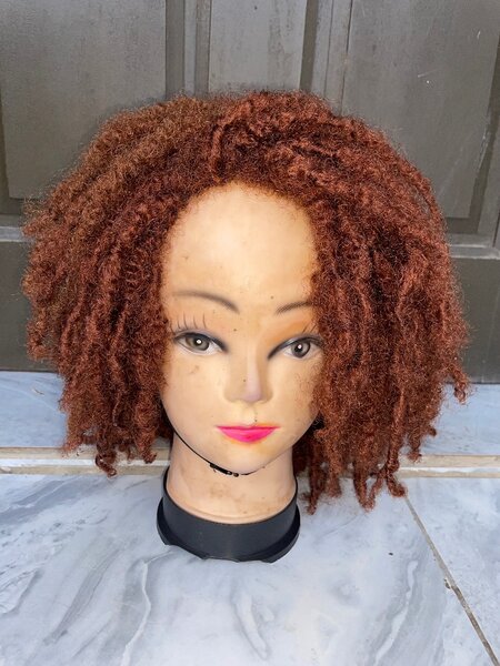Perruque bouclée brune volumineuse