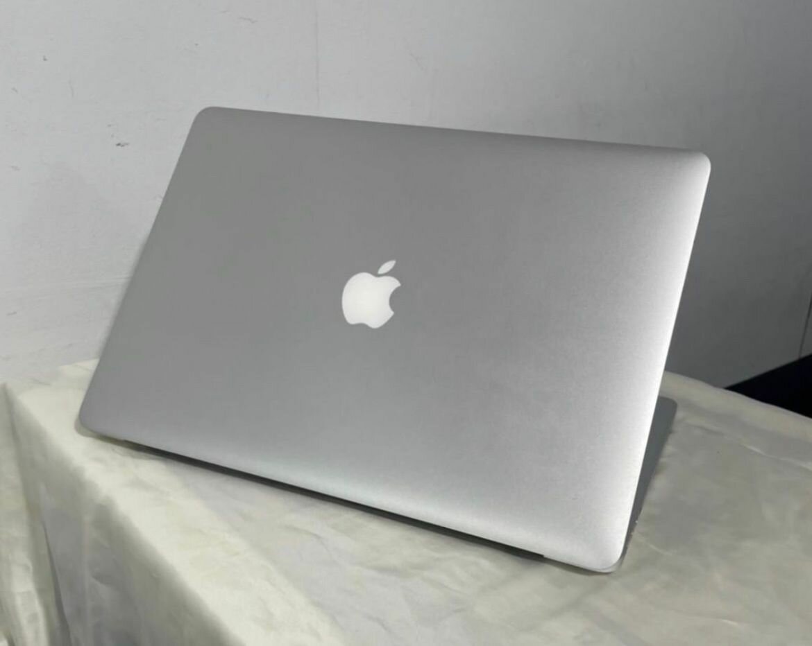 MACBOOK Apple