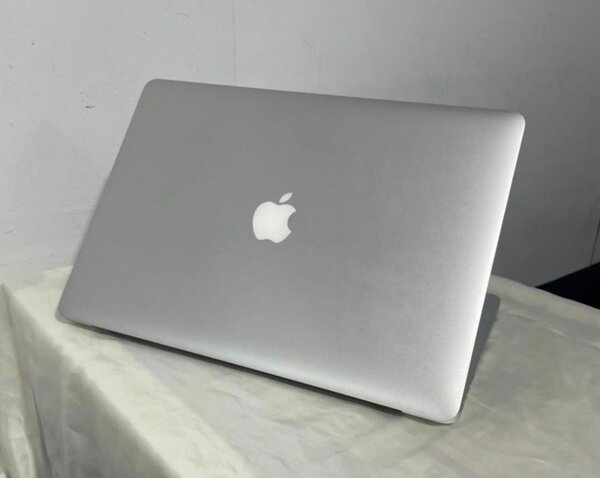 MACBOOK Apple