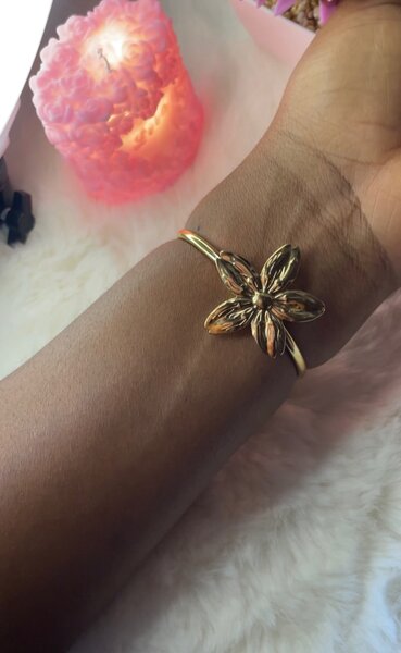 Bracelet doré floral élégant