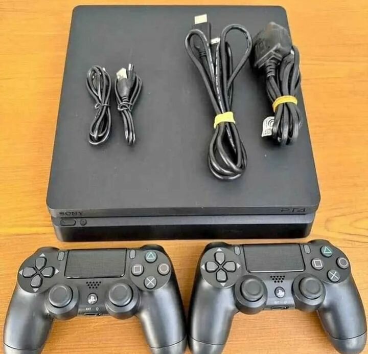 Console Sony PS4 avec Manettes