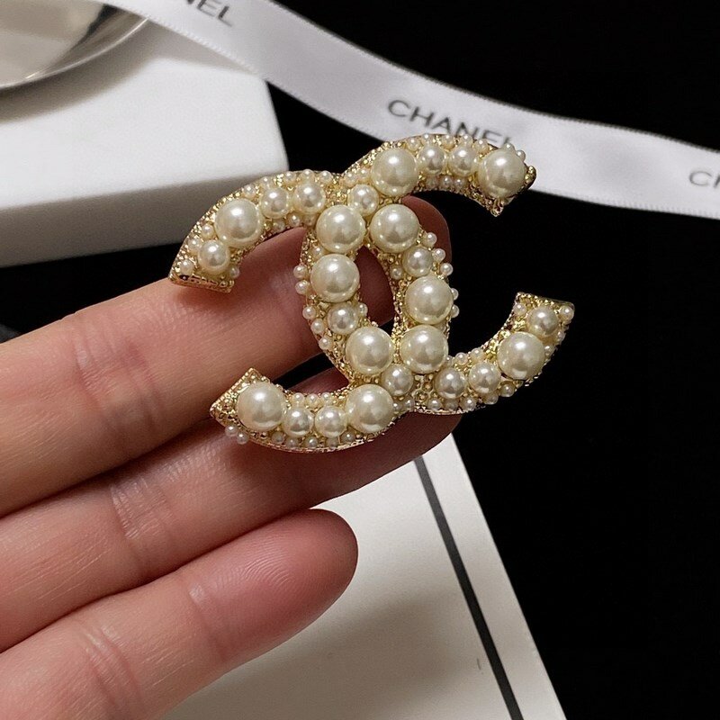 Broche élégante perles dorée