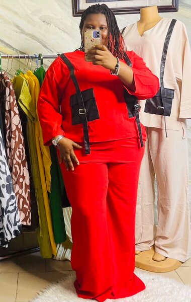 la veste et le pantalon sont rouges