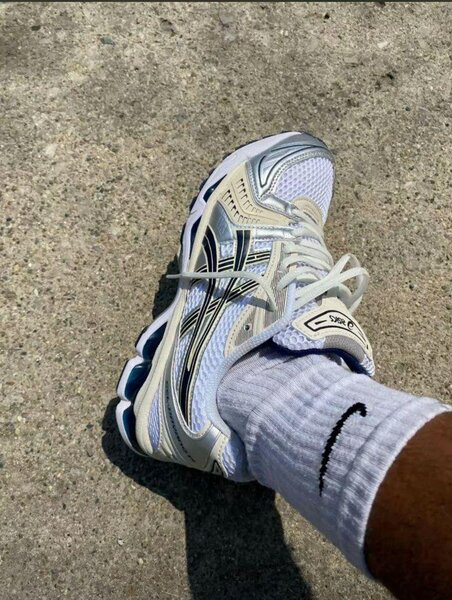 Chaussures de course blanches ASICS