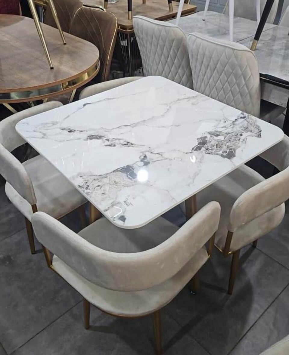 Table à manger élégante marbrée