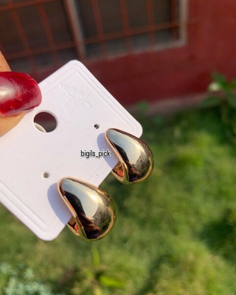Gold earring