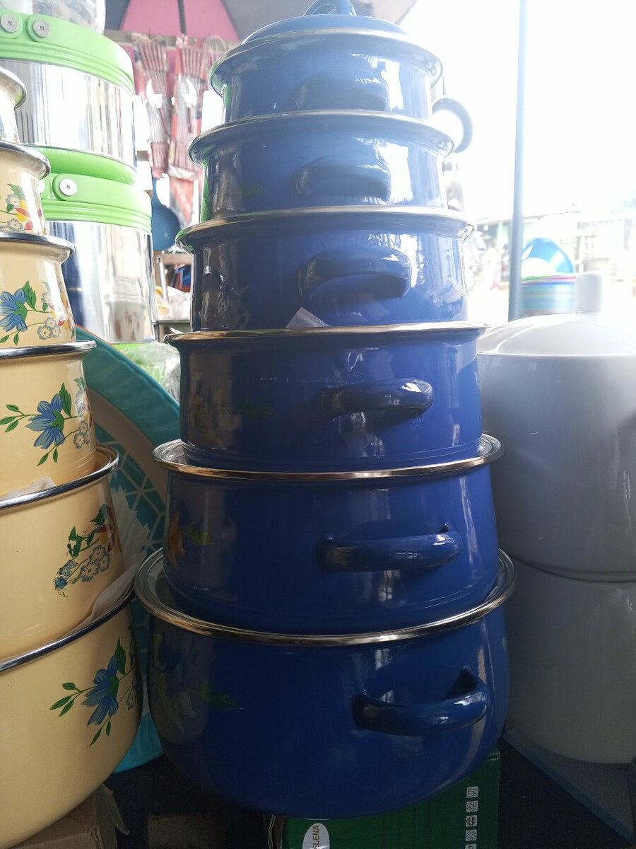 Marmites empilables en émail bleu